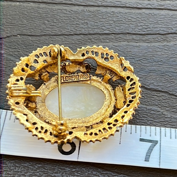 Vintage Florenza carved cameo brooch/pendant - Picture 3 of 4